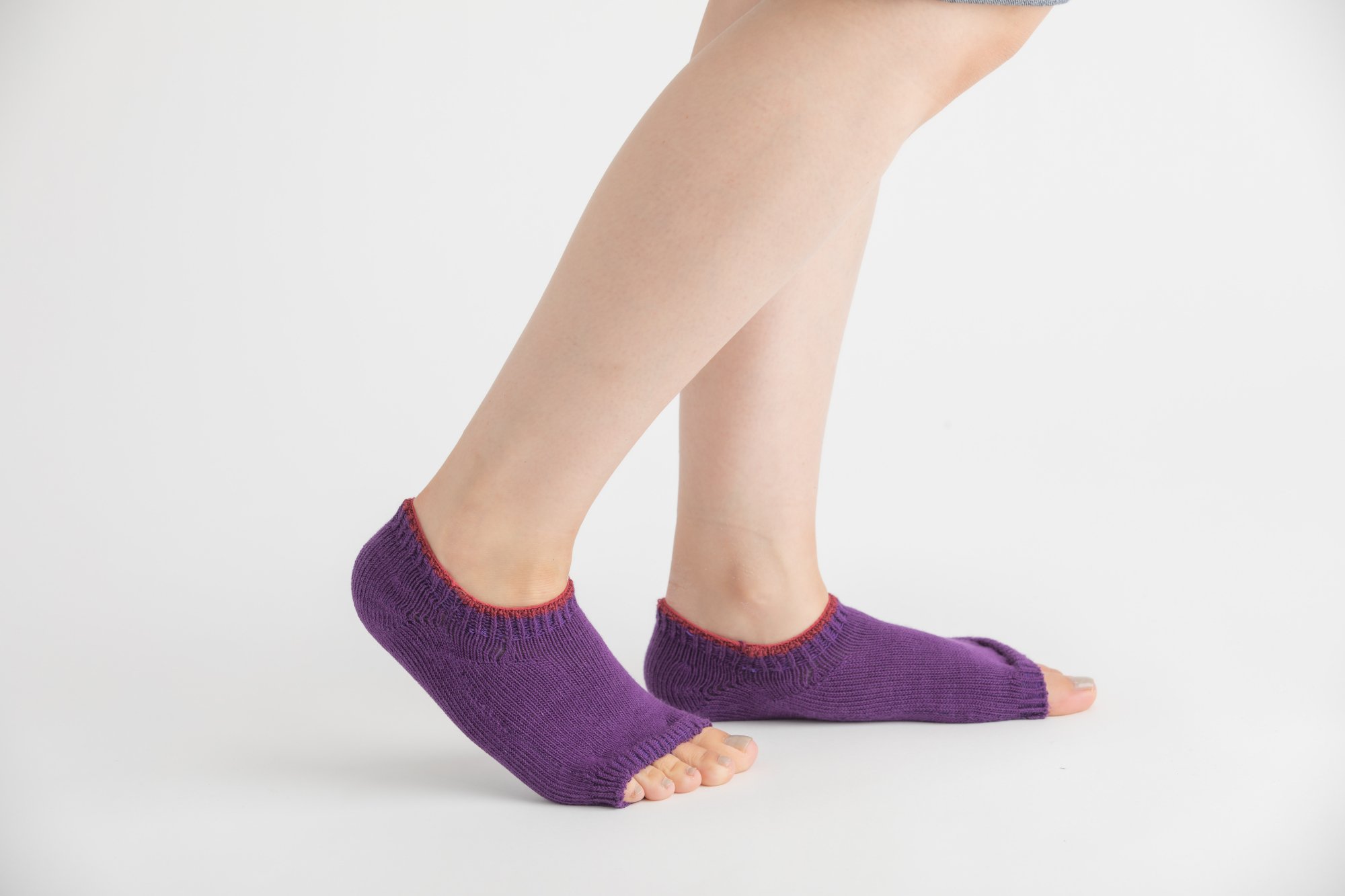 オープントゥソックスは足指を開放する新しい形の靴下です