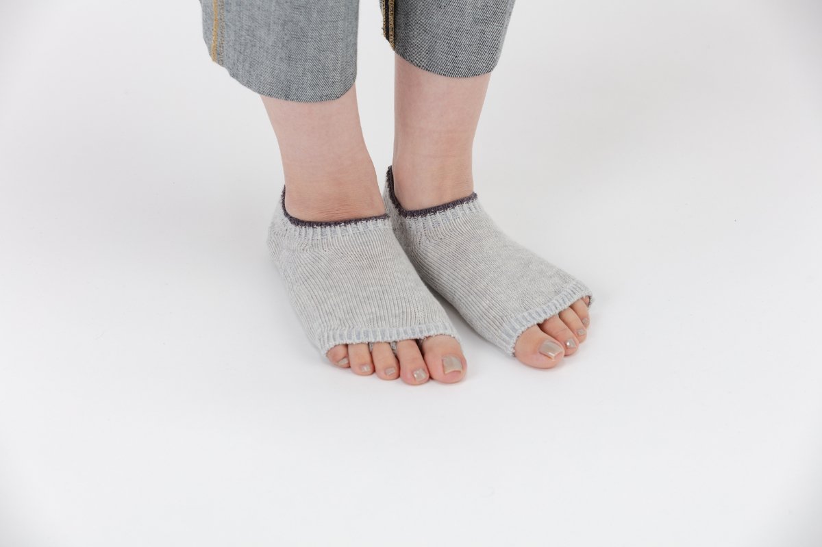 オープントゥソックスは足指を開放する新しい形の靴下です