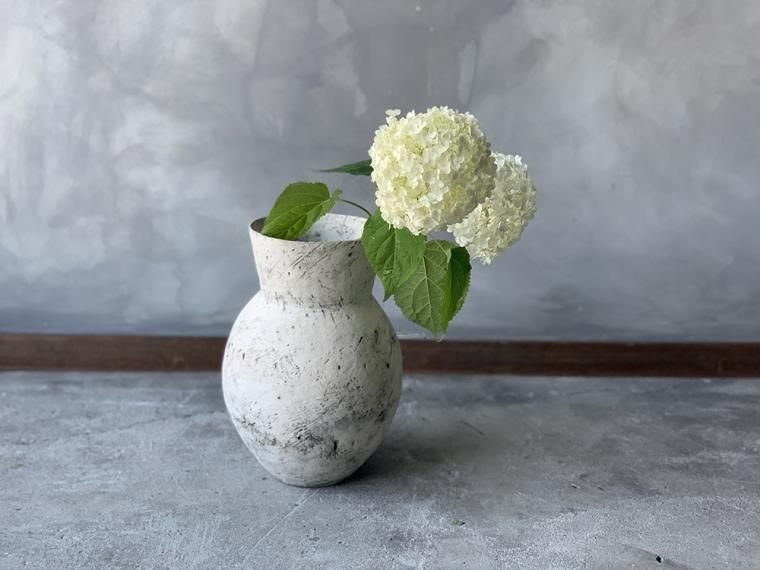 鷹尾葉子作 白化粧花器 TY−26 | Gallery hanakura