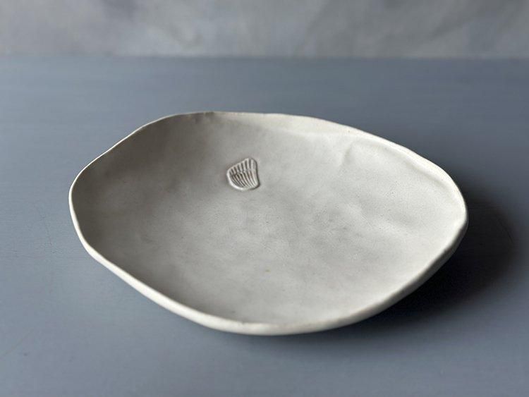 変わり丸皿（白）/ 岩田圭介 - 櫻茶屋オンラインショップ