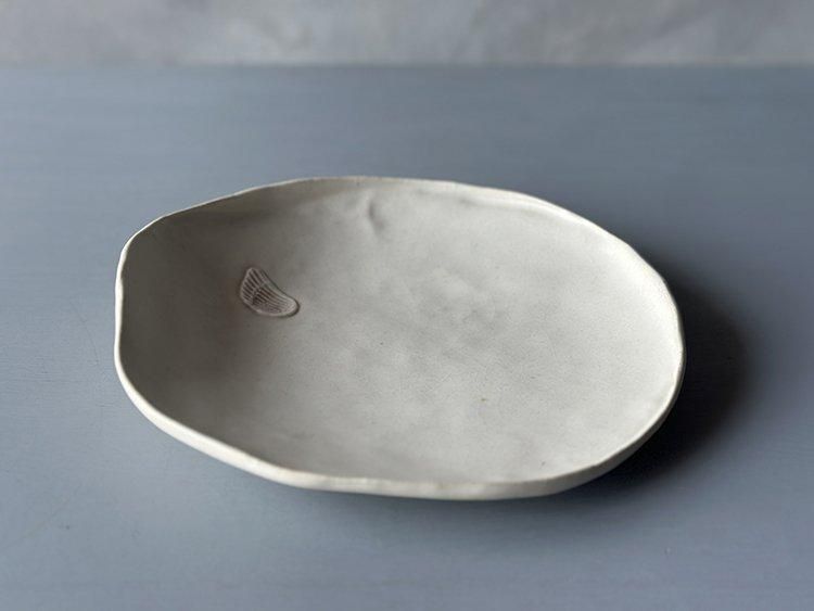 変わり丸皿（白）/ 岩田圭介 - 櫻茶屋オンラインショップ