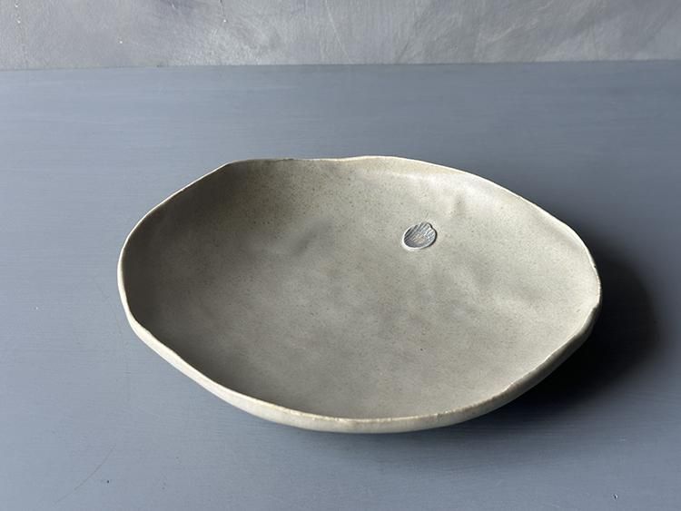 変わり丸皿（灰緑）/ 岩田圭介 - 櫻茶屋オンラインショップ