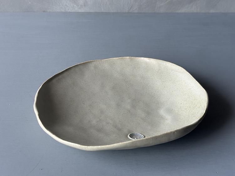 岩田圭介さん　黒御影　皿 変わり丸皿（灰緑）/ 岩田圭介 - 櫻茶屋オンラインショップ