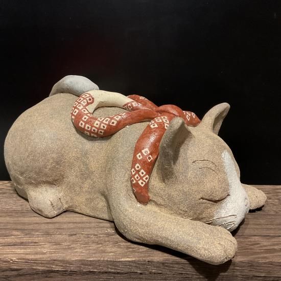 ハチワレ　寝釈迦猫　猫の置物　作家 爆睡猫の置物(白黒ハチワレ猫) その他アート 猫ハウス 通販
