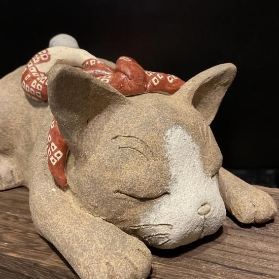 ハチワレ　寝釈迦猫　猫の置物　作家 ハチワレ寝釈迦猫猫の置物作家