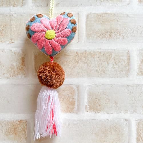 メキシコ刺繍 刺繍ハートのチャームm コラソン ポンポン 花柄 ピンク