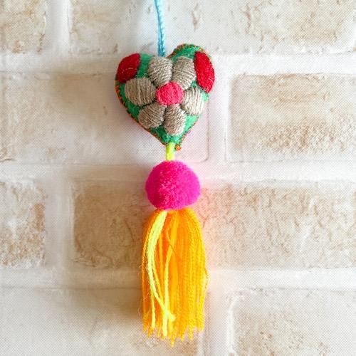 送料無料 日本 メキシコ刺繍】刺繍ハートのチャームS コラソン ポンポン（花柄 アイドル