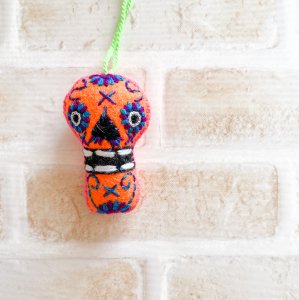 【メキシコ刺繍】コットンチャームS オーナメント 壁掛け 壁飾り　骸骨 メキシカンスカル カラベラ（オレンジ）