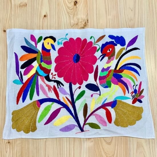 メキシコ製】オトミ族のテナンゴ刺繍クロス 大輪と鳥たち