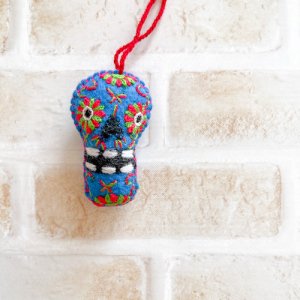 【メキシコ刺繍】コットンチャームS オーナメント 壁掛け 壁飾り　骸骨 メキシカンスカル カラベラ（ブルー）