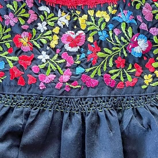 【大人サイズ】 サンアントニーノ刺繍のワンピース（黒×カラフル） tesoro / 【High Grade】サンアントニーノ刺繍ロングワンピース