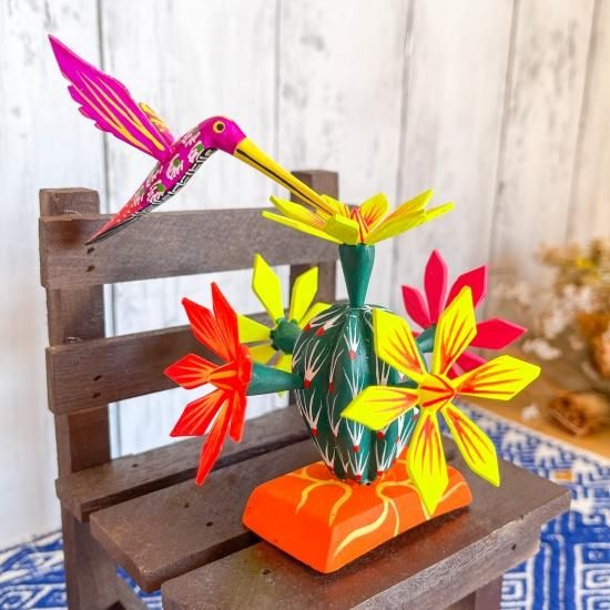 メキシコ産】アレブリヘ ウッドカービング 木彫り サボテンと紫のハチドリ