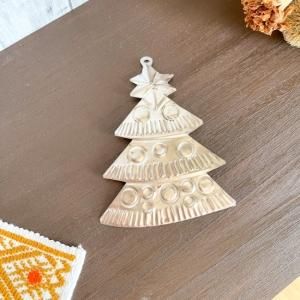 <img class='new_mark_img1' src='https://img.shop-pro.jp/img/new/icons58.gif' style='border:none;display:inline;margin:0px;padding:0px;width:auto;' />【メキシコ製】ブリキオーナメント(シルバー×クリスマスツリー)壁飾り 壁掛け オハラタ