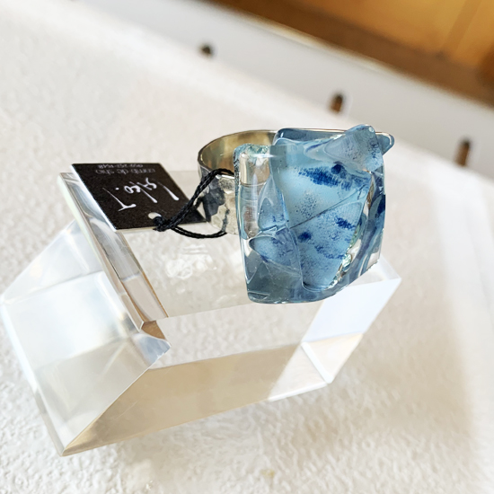 青く澄んだ空をイメージした1点ものガラスの指輪「blue blue sky」