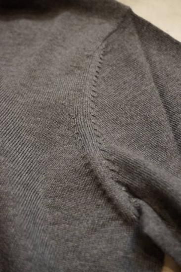 ALAN PAINE』(アラン ペイン)メリノウールタートルネックセーター