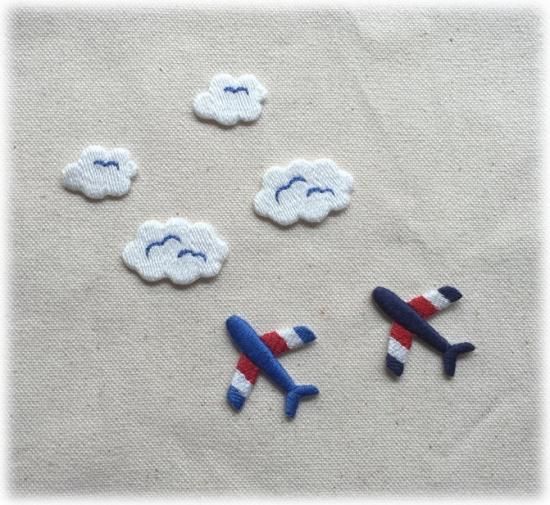 飛行機と雲のワッペン|入園入学の準備や目印、ハンドメイド、スモックなどの通園グッズなどに。 - アップリケ・ワッペン Chimo