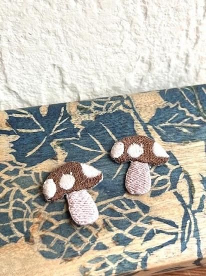 ちいさなキノコのワッペン | 茶色 2個セット - アップリケ・ワッペン Chimo