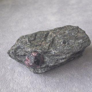 アラスカ産ガーネット　母岩付き原石　02