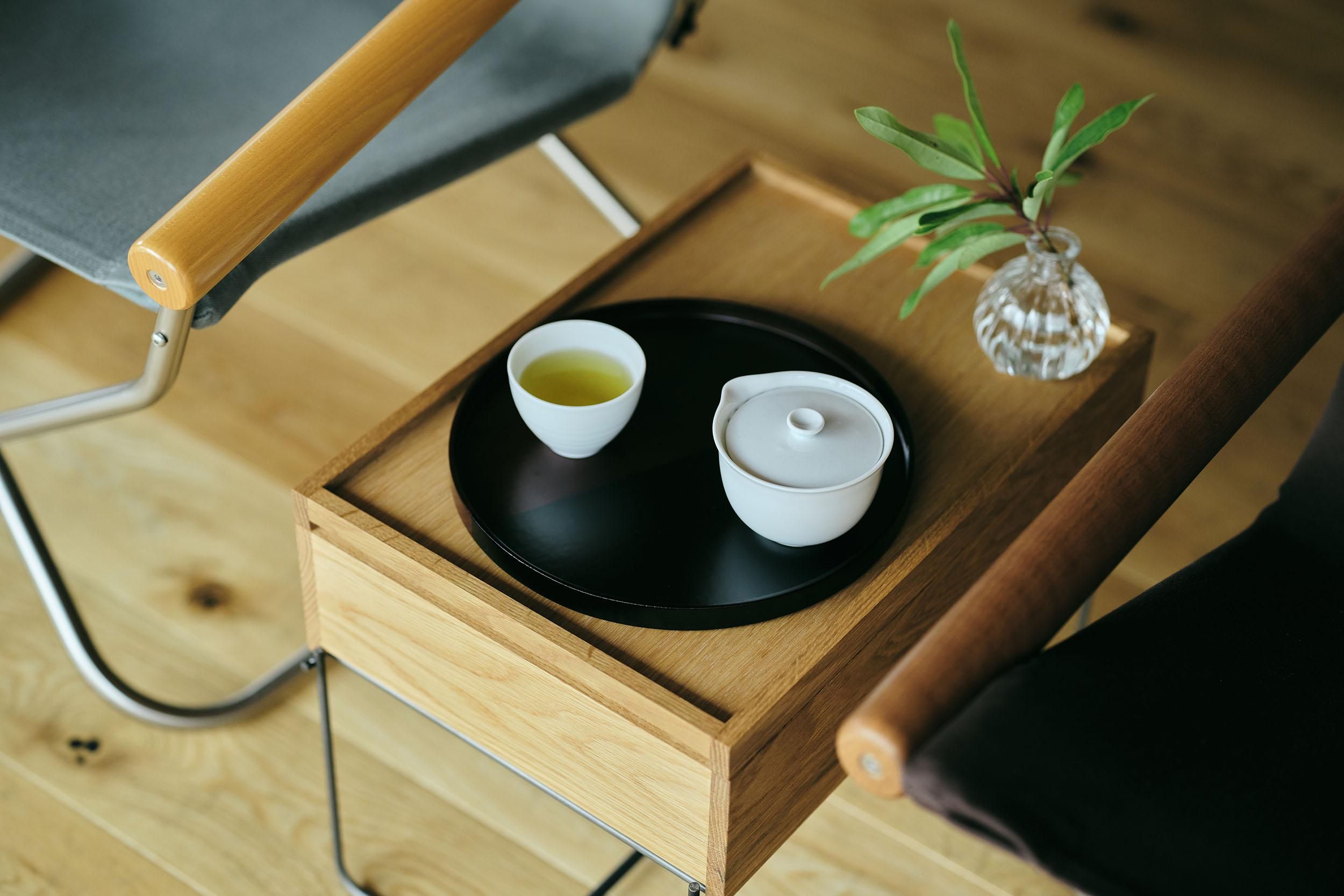 直右エ門】 端布丸盆 片身替塗（8.5寸/尺0）/ 漆塗※7月下旬発送