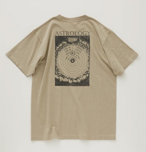 <img class='new_mark_img1' src='https://img.shop-pro.jp/img/new/icons13.gif' style='border:none;display:inline;margin:0px;padding:0px;width:auto;' />【eLfinFolk】ASTROLOGY back print Tee（F)beige 2024SS