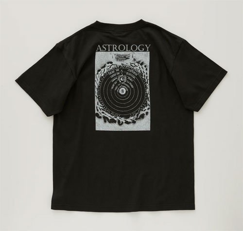 <img class='new_mark_img1' src='https://img.shop-pro.jp/img/new/icons13.gif' style='border:none;display:inline;margin:0px;padding:0px;width:auto;' />【eLfinFolk】ASTROLOGY back print Tee（F)charcoal 2024SS
