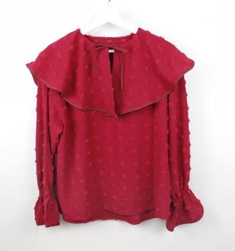 <img class='new_mark_img1' src='https://img.shop-pro.jp/img/new/icons14.gif' style='border:none;display:inline;margin:0px;padding:0px;width:auto;' />【MAAROOK 】 ドットカットドビーケープカラーブラウス (Lady’S)アカ 2025AW