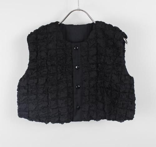 <img class='new_mark_img1' src='https://img.shop-pro.jp/img/new/icons14.gif' style='border:none;display:inline;margin:0px;padding:0px;width:auto;' />【MAAROOK】 キャラメルシャーリングベスト (L)  クロ  2025AW