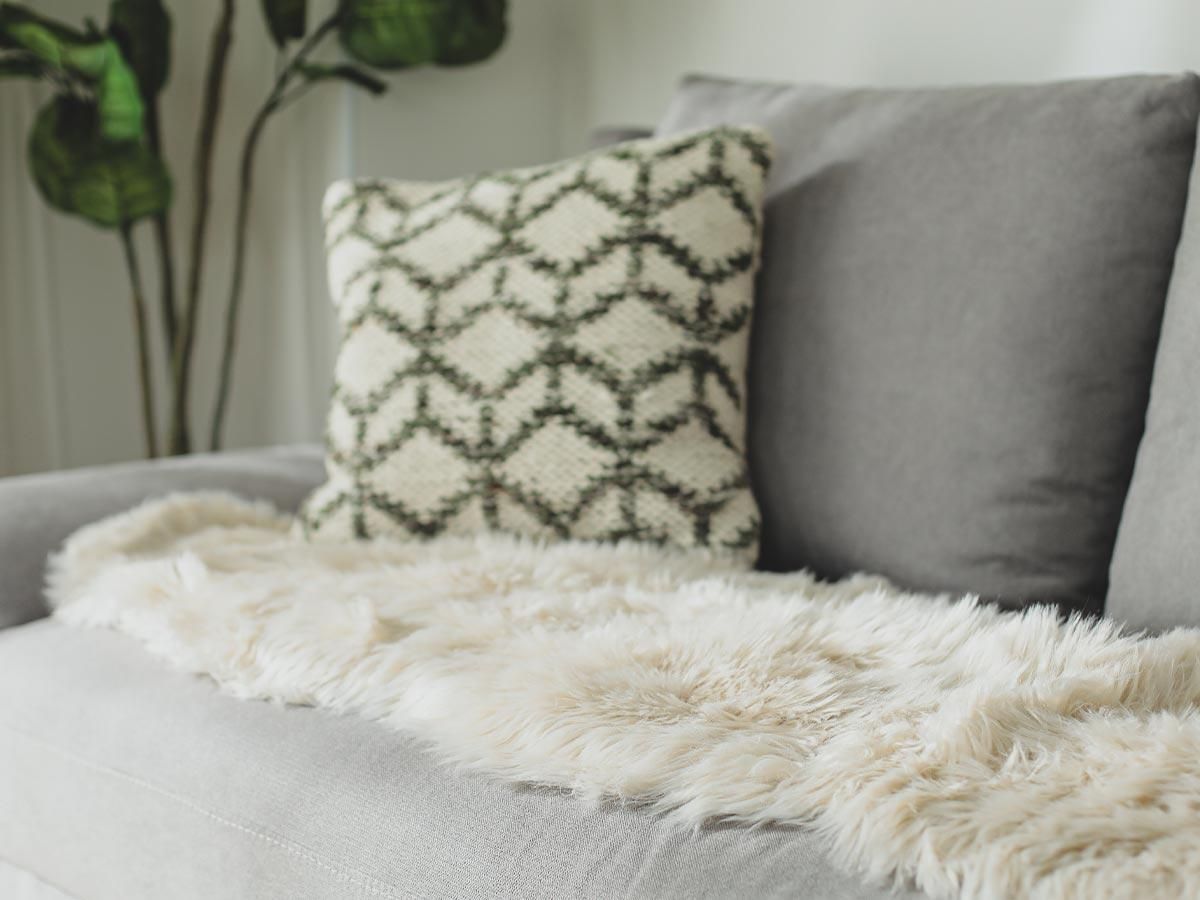 カーペット ラグ 絨毯 ホワイト ふかふか 敷き クッション ファー マット ふわふわフェイクファーキッチンマット 『フォックス』 3サイズ