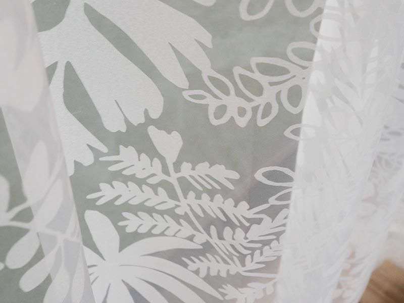 ナチュラルなボタニカル柄が個性的！洗える日本製レースカーテン