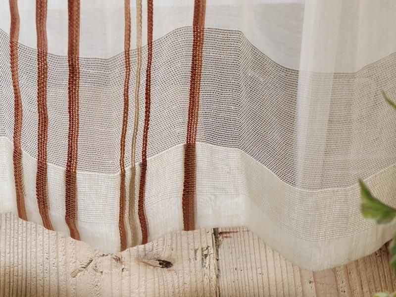 透けるボーダーとカラーラインで窓辺にアクセントを付けるレース