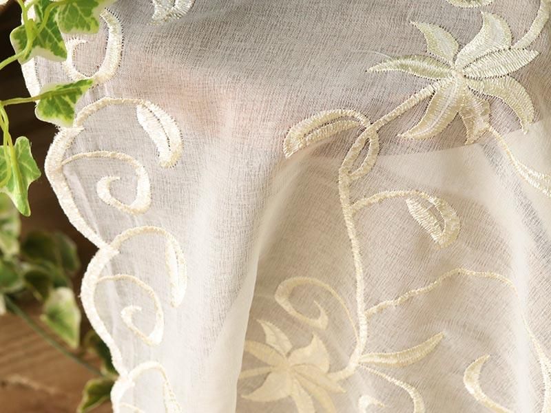 自然な透け感が美しい。花柄の刺繍がポイントのレースカーテン