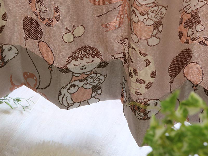 女の子と動物の可愛いイラストのカーテン イロドリ ブラウン ラグ カーペット通販 びっくりカーペット
