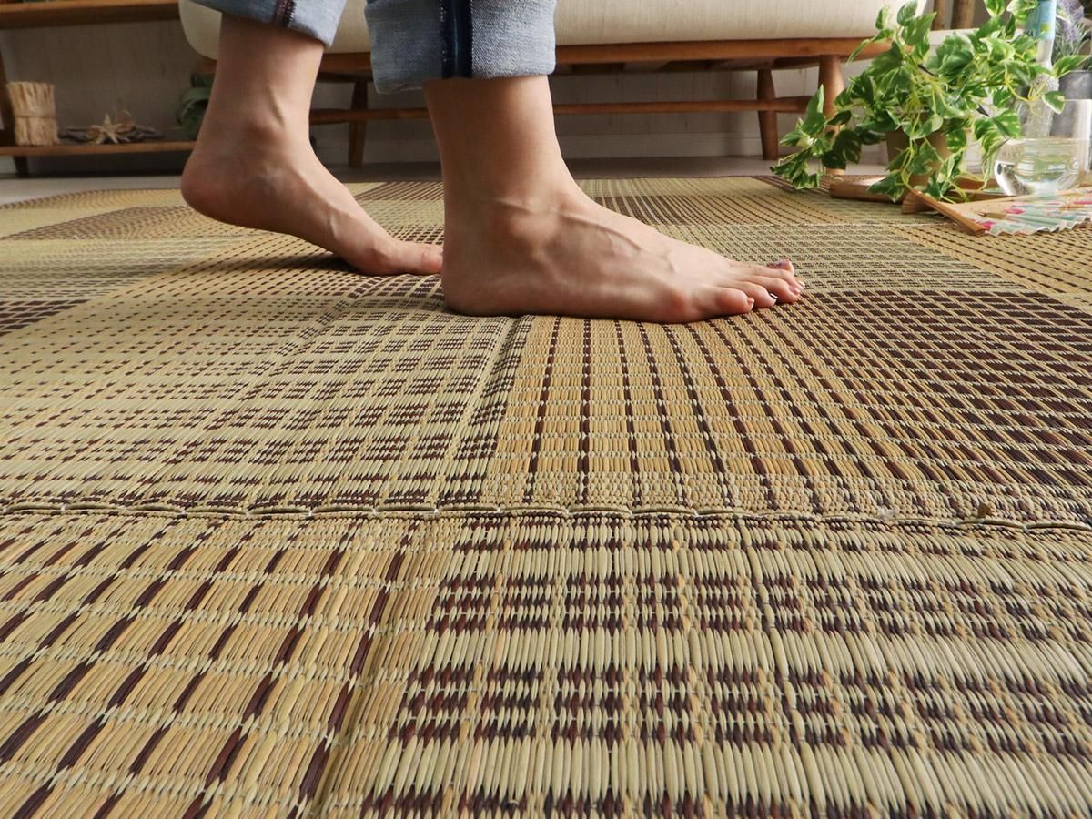 格子状のグラデーションが涼し気な天然素材い草ラグ 『サロン ベージュ