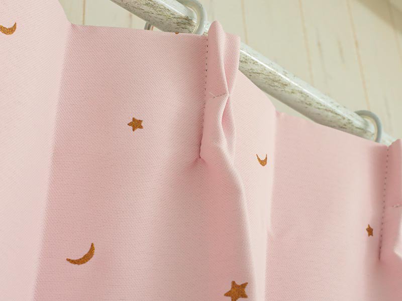 子供部屋にピッタリ キラキラの星と月の柄が可愛いドレープカーテン トゥインクル ピンク ラグ カーペット通販 びっくりカーペット