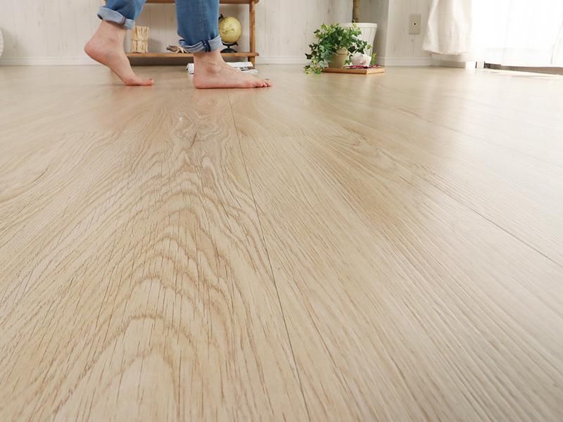 貼るだけ!キズに強い木目調フロアタイル『ウッドタイル 粘着 貼るだけ!キズに強い木目調フロアタイル『ウッドタイル 粘着