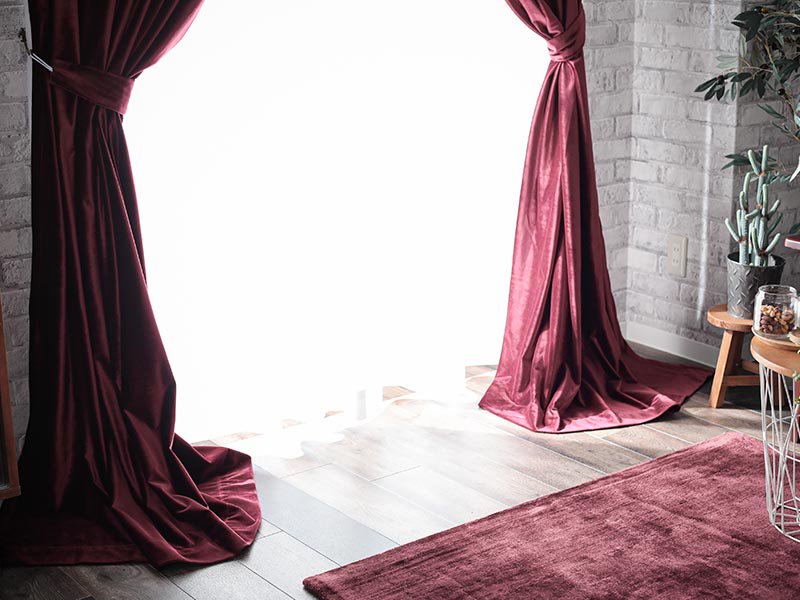 ウォッシャブルでお手入れ楽々！ベルベット素材のドレープカーテン 『シャビーベルベット　パールレッド』お届けにお日にちをいただいております。（一か月前後）