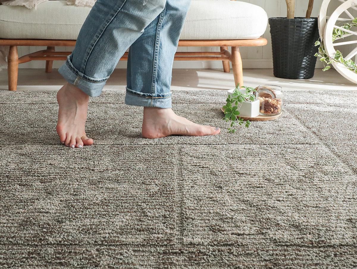 シンプルモダンでリビングにも！洗えるダイニングラグ 『エイベル