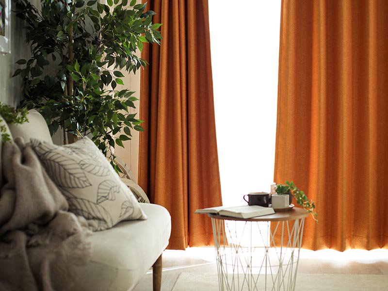 風合い豊かな織り地で仕上げた日本製の遮光ドレープカーテン 『メロウ マリーゴールド』