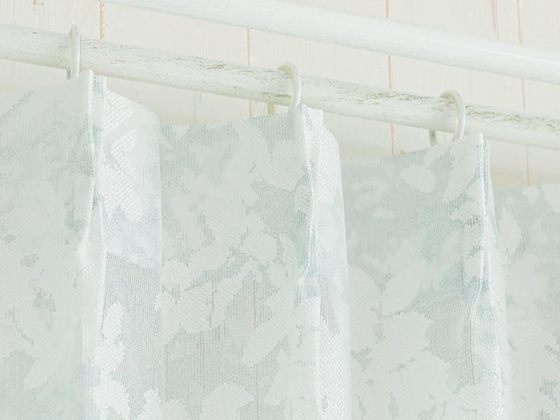 淡い色味ながら華やかな花柄レースカーテン『サステナ グレー』 - ラグ