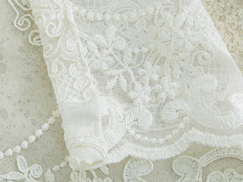 1.5倍ひだ】立体感のある刺繍とスカラップ裾がエレガント 1.5倍ひだ】立体感のある刺繍とスカラップ裾がエレガント