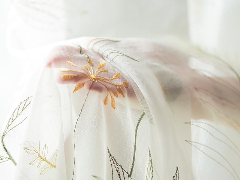 1.5倍ひだ】繊細なフラワー刺繍で優しい窓辺空間に。映し出す影 1.5倍ひだ】繊細なフラワー刺繍で優しい窓辺空間に。映し出す影