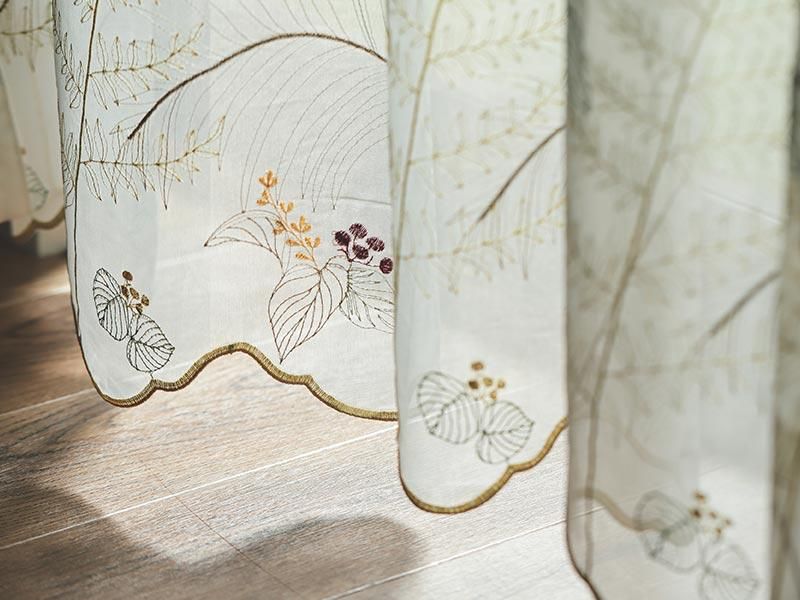 2倍ひだ】繊細なフラワー刺繍で優しい窓辺空間に。映し出す影 2倍ひだ】繊細なフラワー刺繍で優しい窓辺空間に。映し出す影