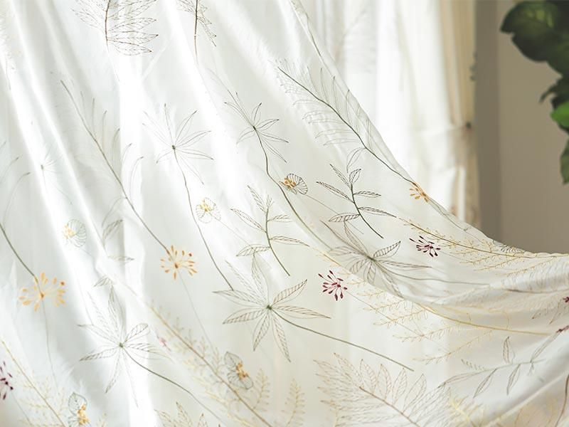 2倍ひだ】繊細なフラワー刺繍で優しい窓辺空間に。映し出す影