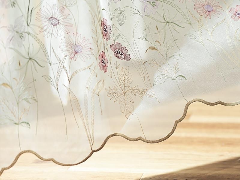1.5倍ひだ】繊細なフラワー刺繍で優しい窓辺空間に。映し出す影 1.5倍ひだ】繊細なフラワー刺繍で優しい窓辺空間に。映し出す影