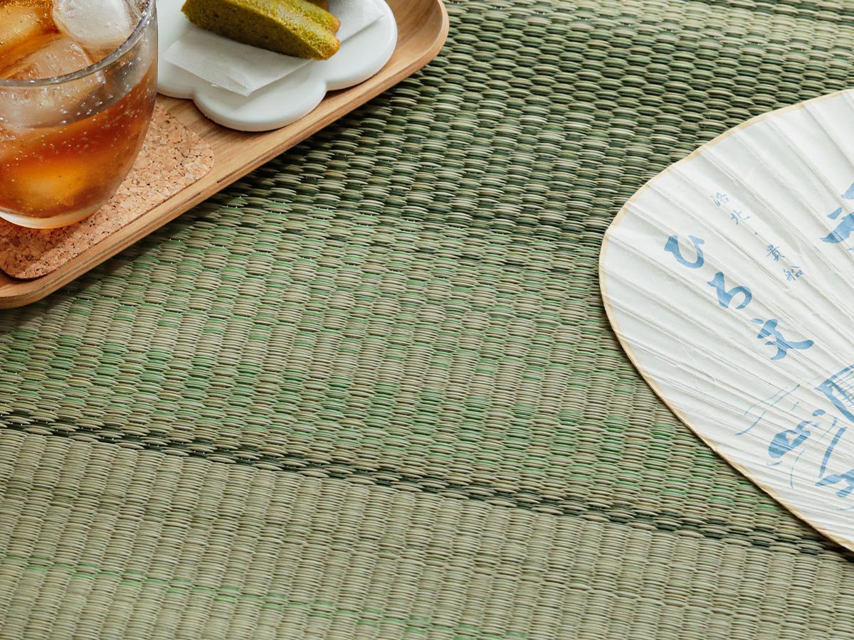 日本の伝統「伊勢型紙」をイメージした爽やかなストライプ柄い草ラグ『朝涼　（あさすず）　グリーン』