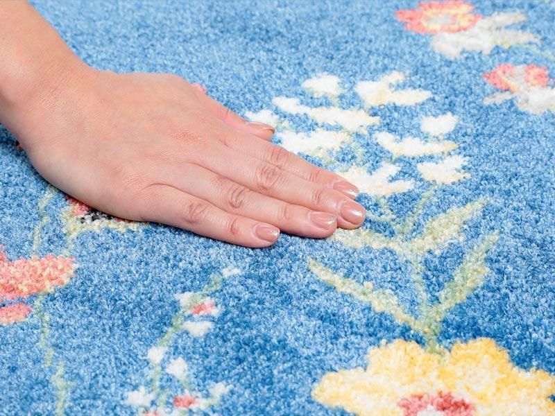 ボタニカルな花柄のあしらいがかわいい！ベルギー産ウィルトン織円形