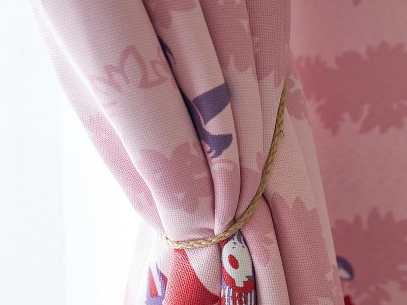 洗える！日本製の赤ずきんちゃん柄遮光カーテン 『フィールユ ピンク