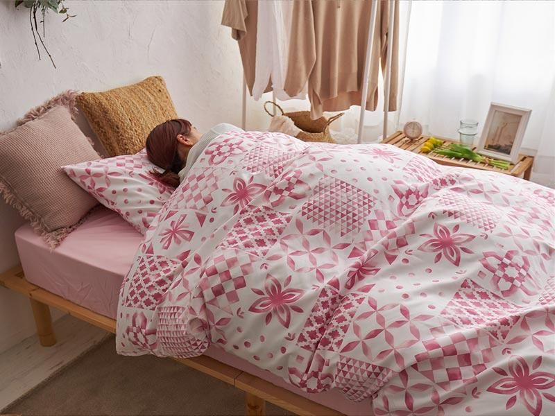 布団　(バラの花をモチーフにしたパッチワークの布団) 布団 (バラの花をモチーフにしたパッチワークの布団)