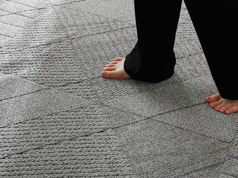 幾何学模様の淡いグレーラグ Amazon | ラグ、抽象的な幾何学的なライトグレーの石の質感の