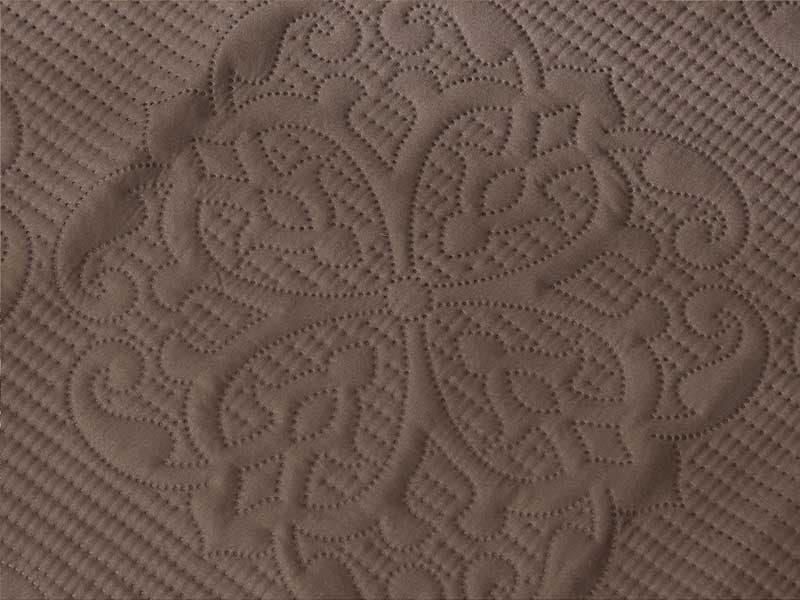 超音波キルトのマルチカバー。優しい肌触りとおしゃれなダマスク柄